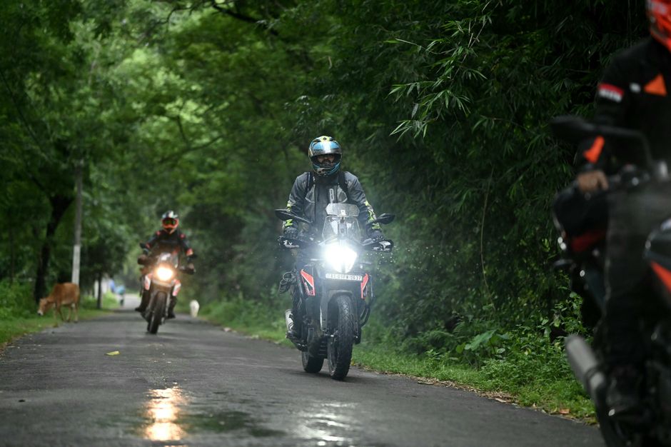 森林公路上的摩托车冒险